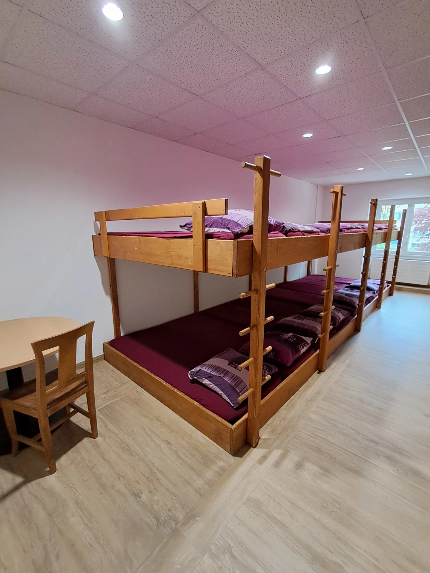 Lits superposés en bois dans le dortoir
