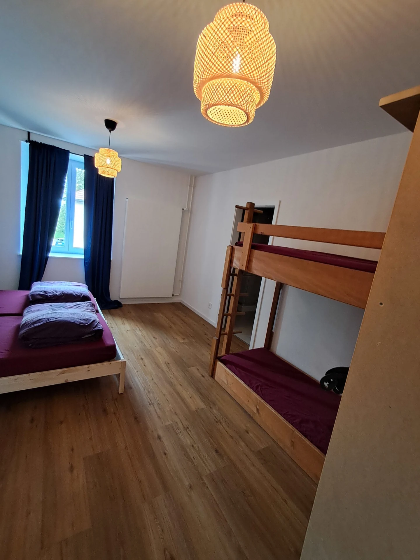 Chambre familiale avec lits simples et lits superposés
