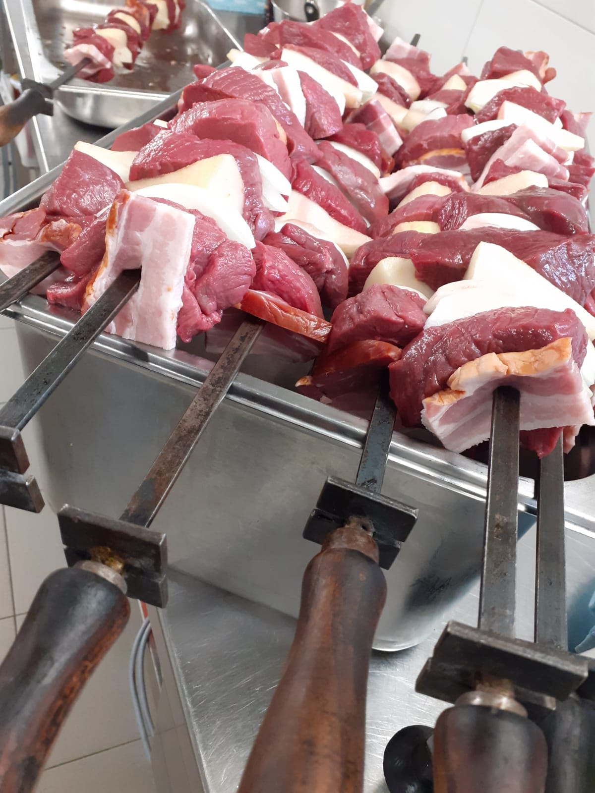 Broches de viande et de lard préparées en cuisine