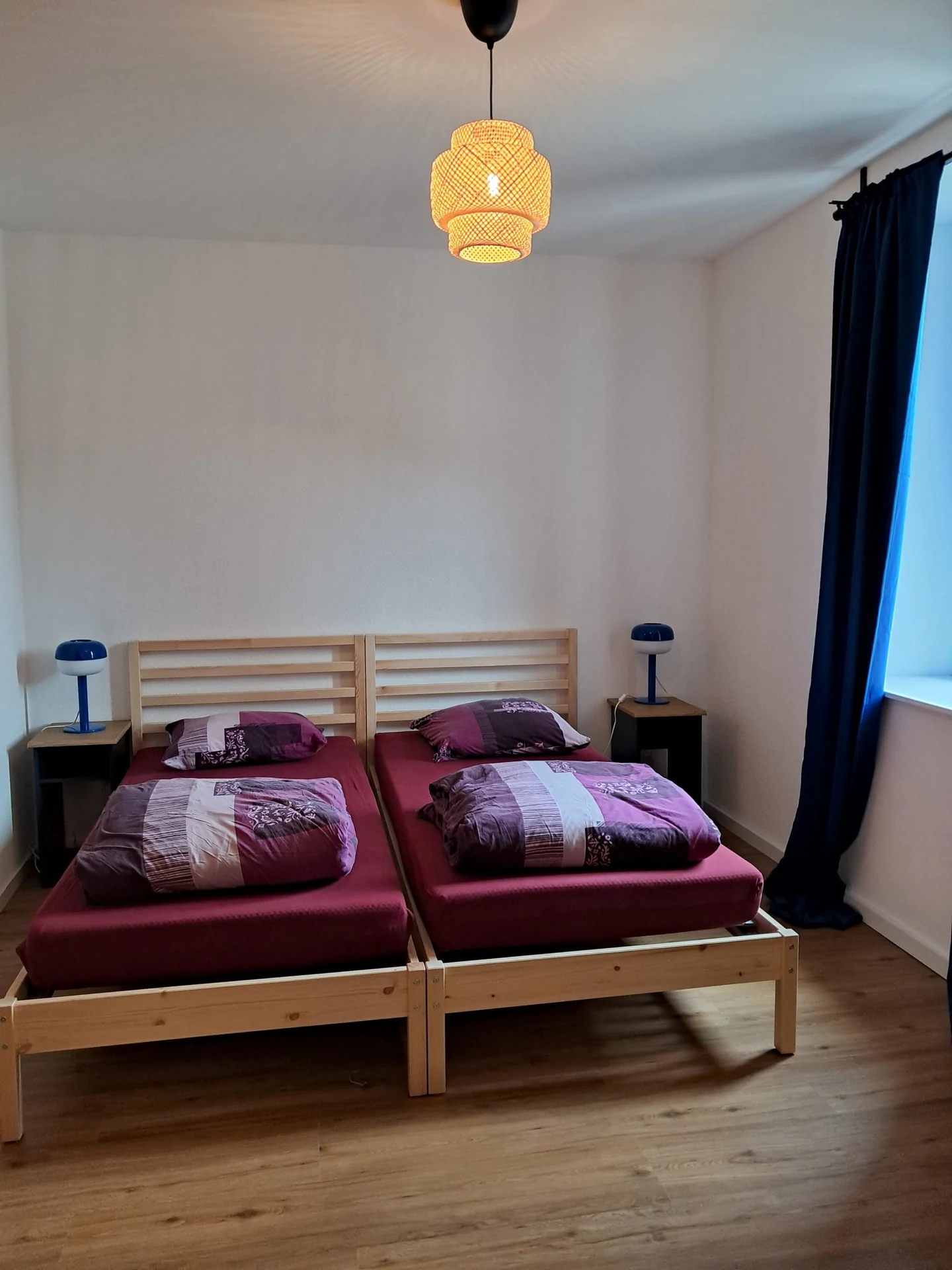 Lits côte à côte dans la chambre familiale